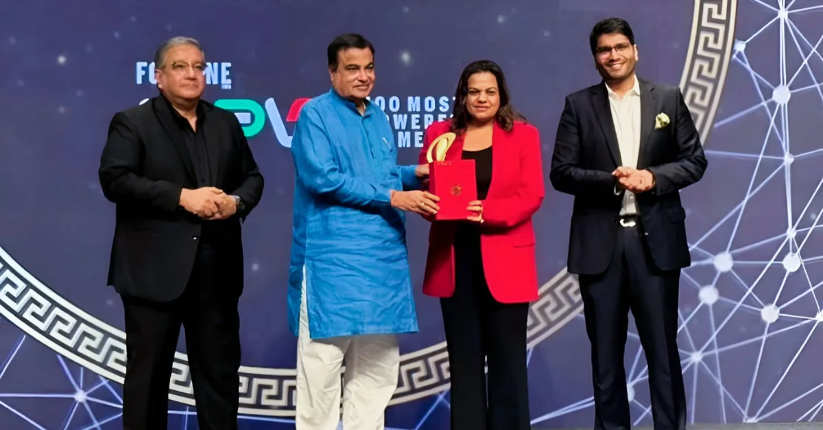 Meghna Agarwal receiving recognition from Nitin Gadkari